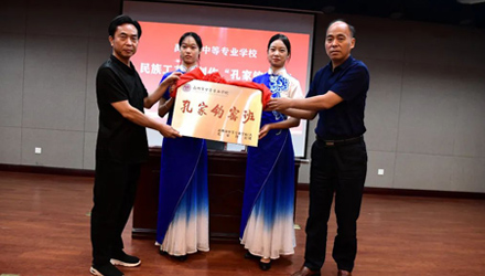 禹州中專&ldquo;孔家(jiā)鈞窯班&rdquo;簽約儀式暨開(kāi)班第一(yī)課隆重舉行(xíng)！